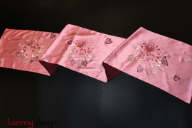Pink silk scarf hand-embroidered with 3 chrysanthemums 34*200 cm